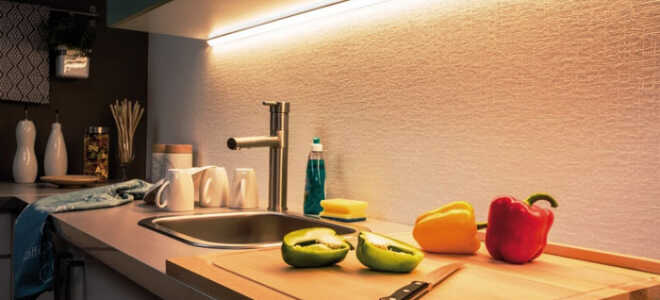 Как сделать подсветку рабочей зоны на кухне светодиодной лентой.