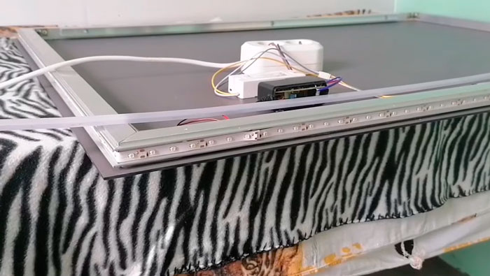 можно ли клеить led ленту на зеркало