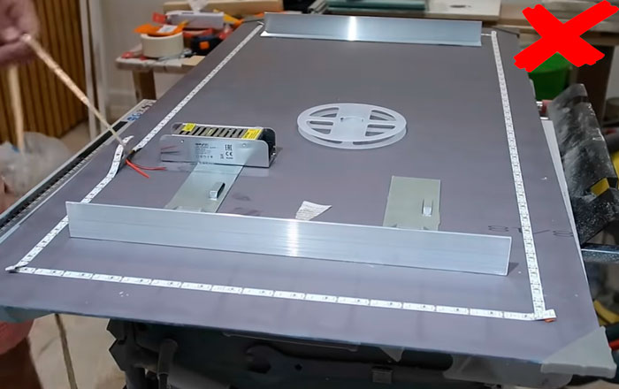 можно ли клеить led ленту на зеркало